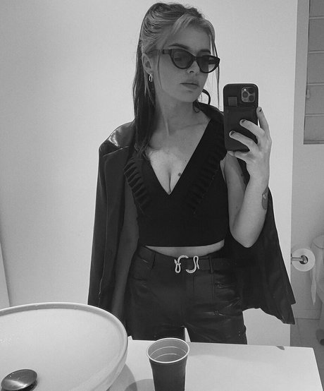 Samwitch model naked images