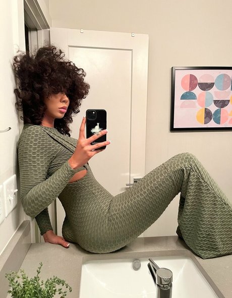 Brittany Renner erotic pornstar img