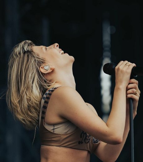 blonde shemale onlyfans free naked pics