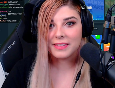 Alluux model nude pic