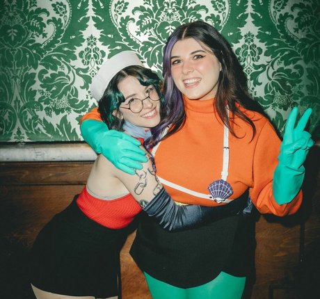 Alluux nude star pictures