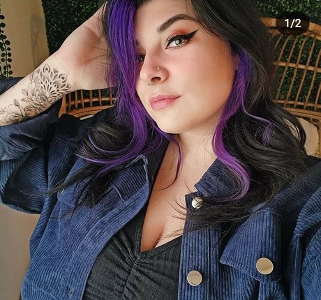 Alluux hot actress img