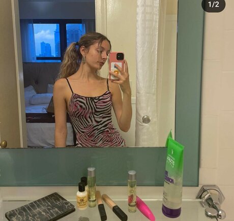 Julia Dicesare hd actress pic