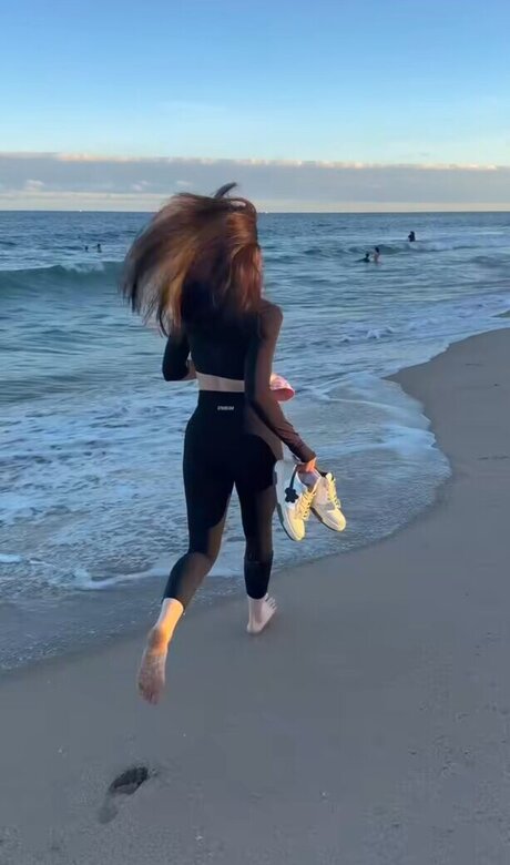 Anica Zimmermann star sexy pics