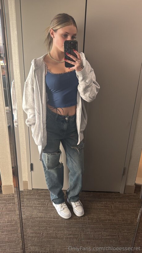 chloeessecret art model picture