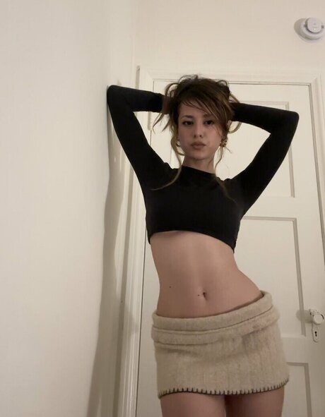 theleotina naked model picture