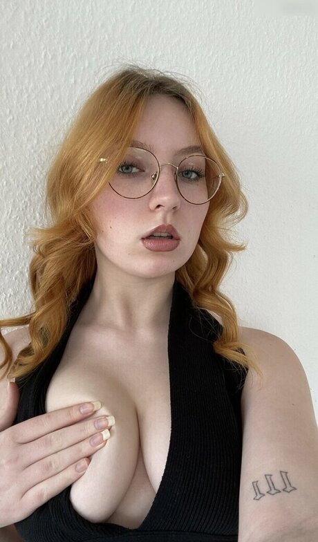 samybwz naked model photo