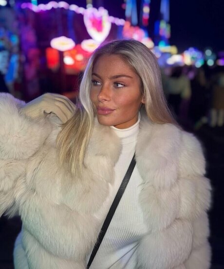 girl onlyfans pornographic img