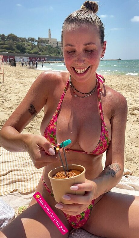 MaryPoppins21 pornstar naked image