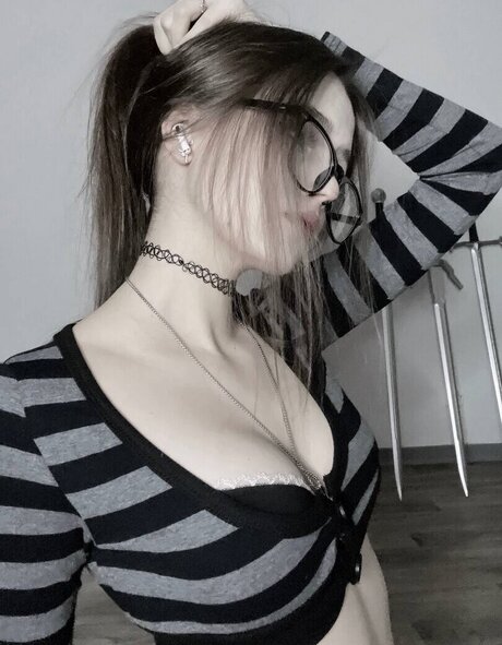 devisuka pornographic model picture