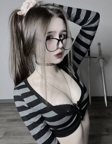 devisuka hot model images