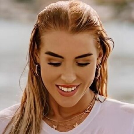 Laura Joelle model top img