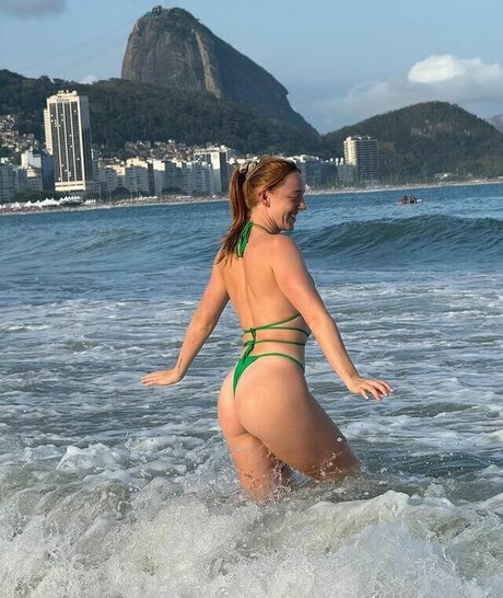 Molly Carlson free star pic