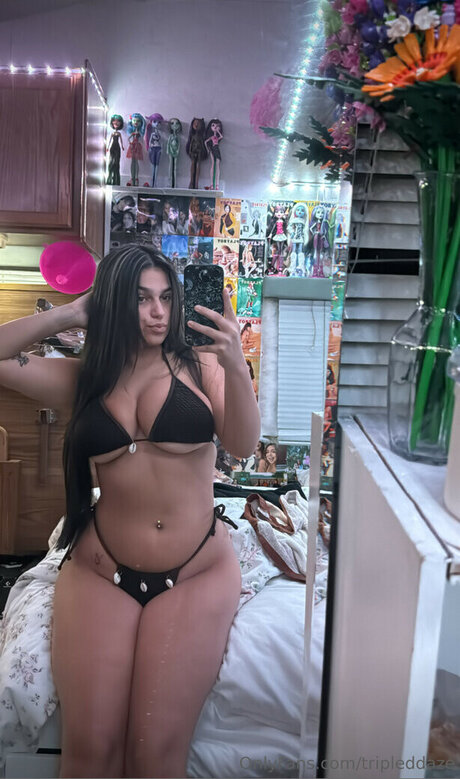 Daisyyyraeee porn model photo