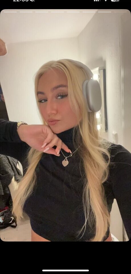 Lara Charlottee exclusive actress photos