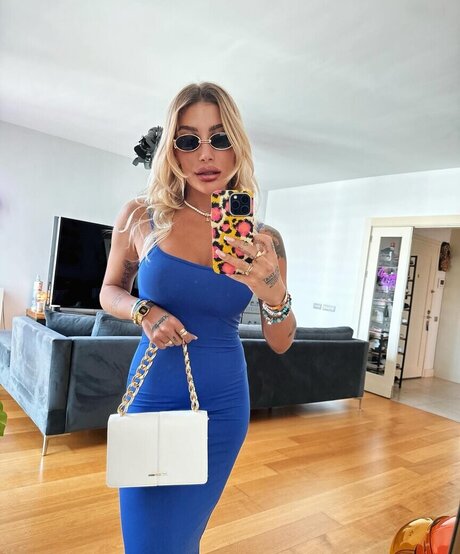 I rem Derici erotic model pictures