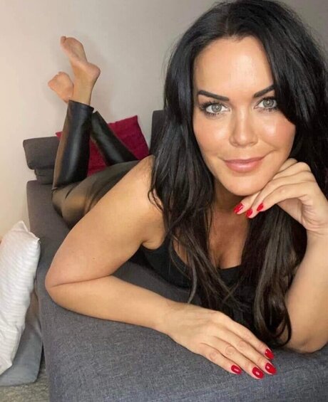 asian girlfriend onlyfans top pic