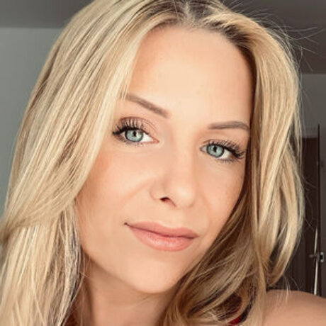 Emily Becker top actress photos