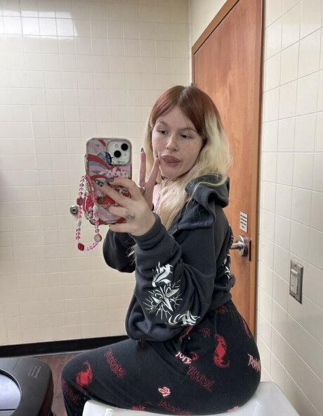 dishonestgirl free actress photos