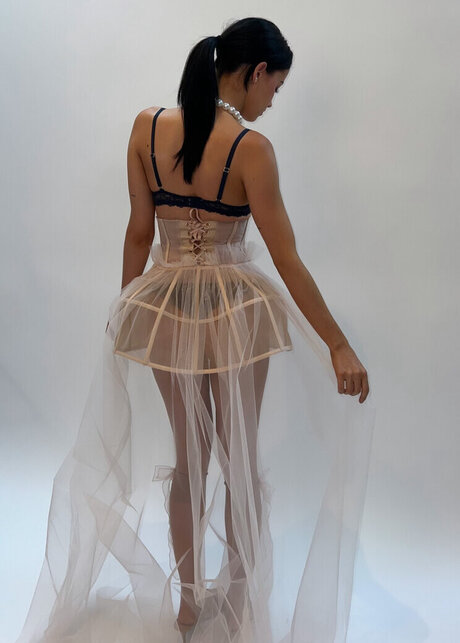 L a Elui model exclusive pics