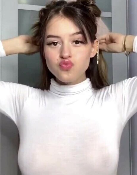 L a Elui top model gallery