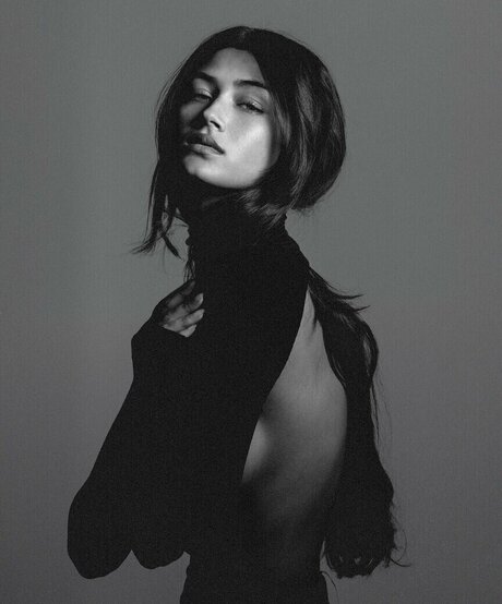 Meeya Dugied sexy star pic