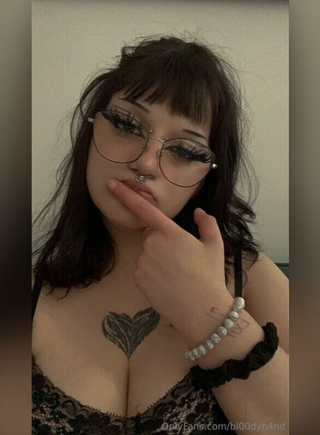 bl00dyh4nd erotic actress pictures