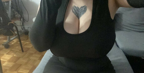 bl00dyh4nd model sex photo