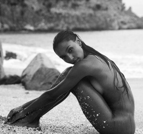 Jasmine Tookes hot star pic