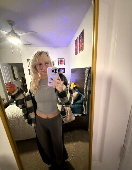 Katycarnegie beautiful actress pic