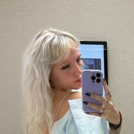 Katycarnegie pretty model picture