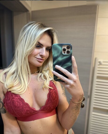 Anna Iffl nder exclusive star pic