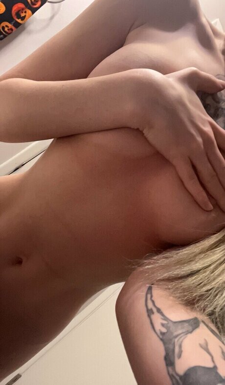 AngelCums hd model picture