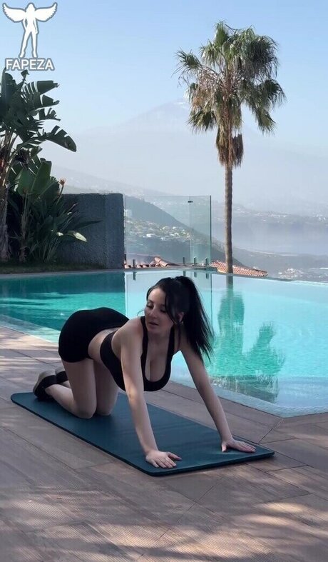 Photography of memory free model pic