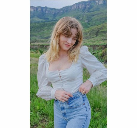 Maddie Hasson model adult pic