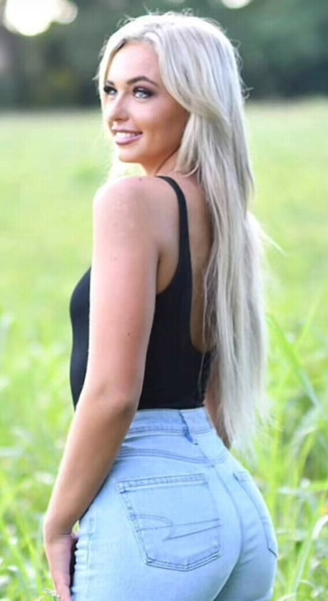 Kamryn Dockery exclusive model image