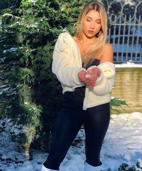 Elif Karaarslan sexy pornstar photos