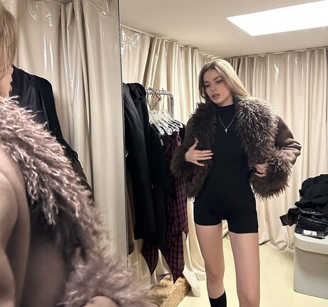 sosihue erotic model image