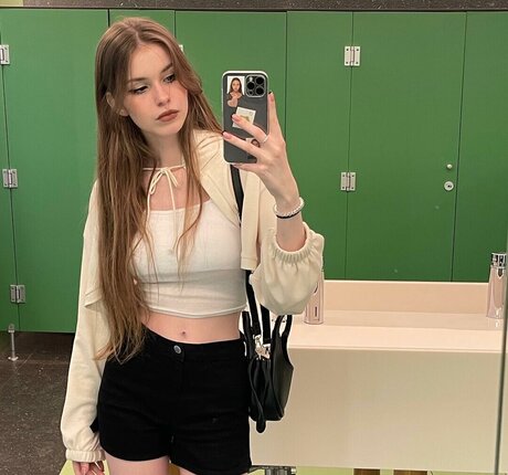 sosihue pretty pornstar image