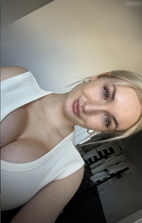 female popular onlyfans beautiful pictures