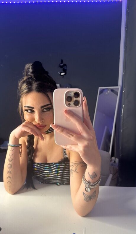 Luna Bufo model sexy pic