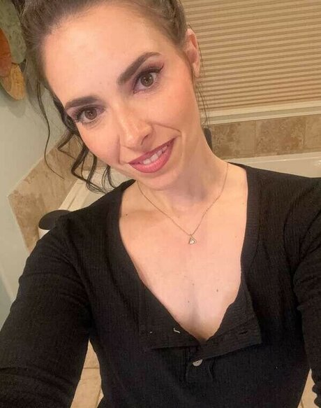 Annie Kundis perfect actress pics