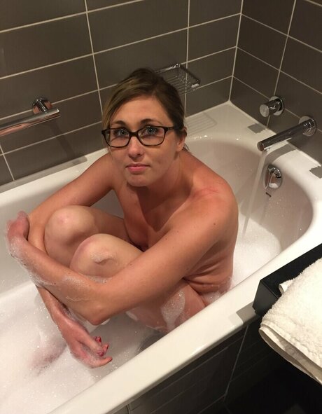 catraises porn model photo