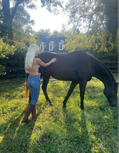 Lauren Emily Castle naked star img