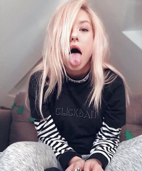 KellyMissesvlog model image