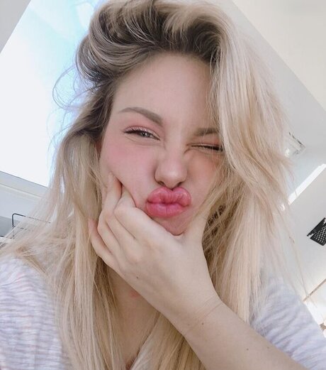 KellyMissesvlog actress img