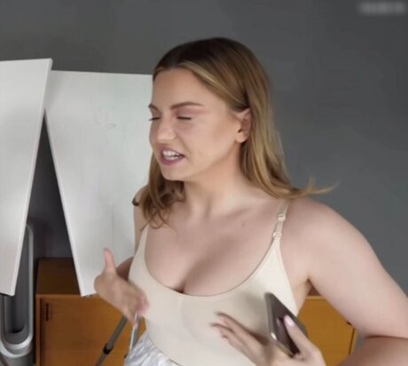 KellyMissesvlog nude model gallery