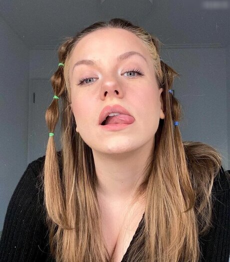 KellyMissesvlog erotic model photo