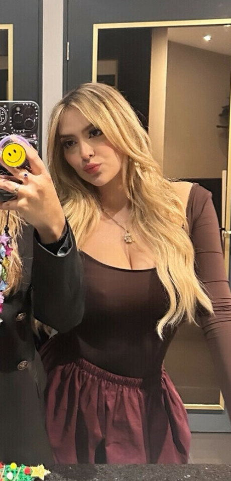 AriGameplays model naked picture