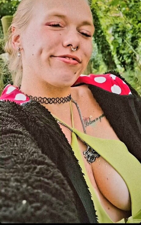 vanny flowerchild xxx model image